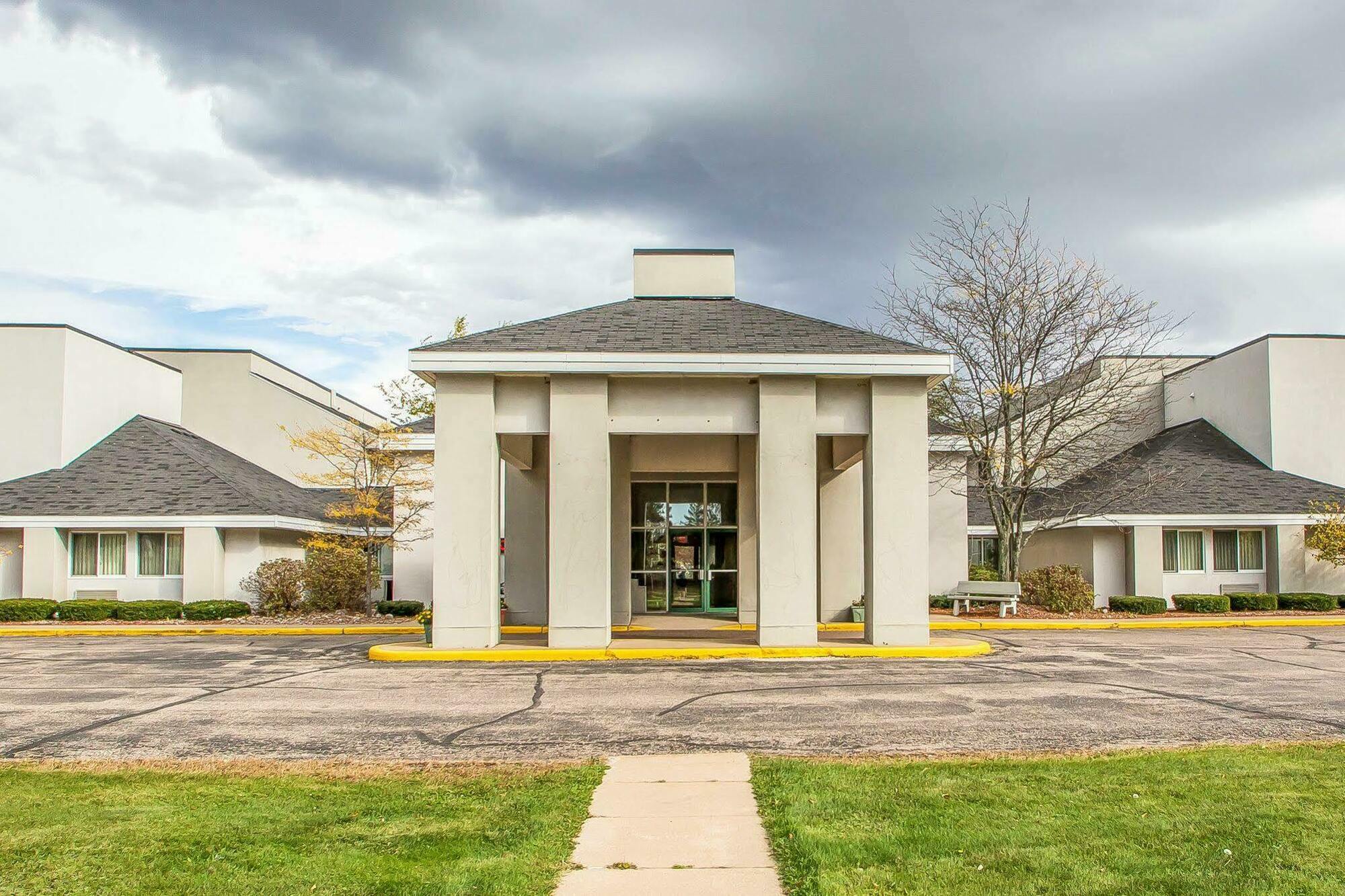 Lodge Econo Wausau - *